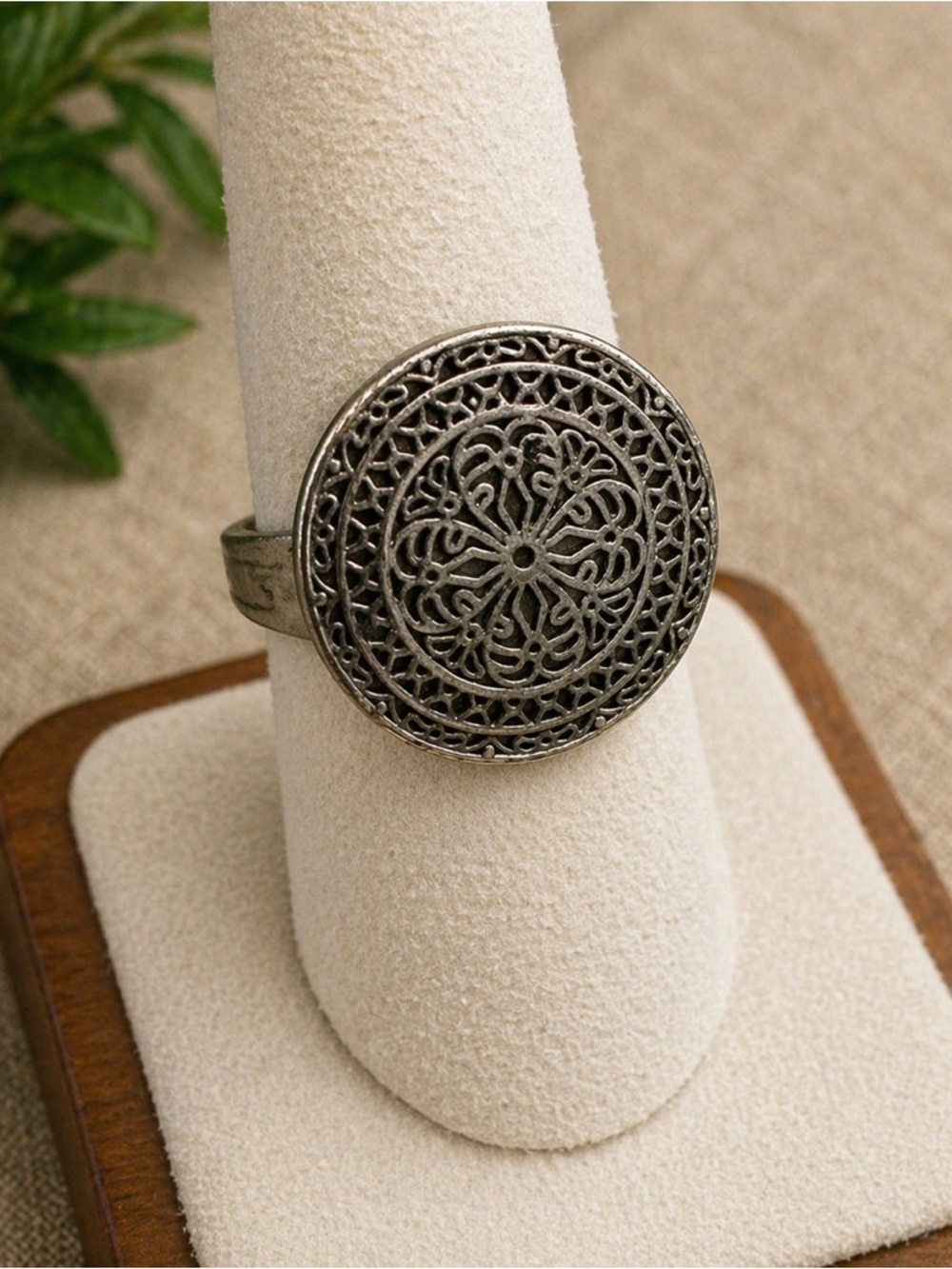 Vintage Gold Tone Size 7.5 Ring Round Circle Detail Design